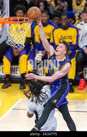 Los Angeles, USA. März 2025. Dalton Knecht (R) von Los Angeles Lakers dunkel während des NBA-Spiels 2024-2025 zwischen Los Angeles Lakers und San Antonio Spurs in Los Angeles, USA, am 17. März 2025. Quelle: Ringo Chiu/Xinhua/Alamy Live News Stockfoto