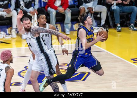 Los Angeles, USA. März 2025. Die Austin Reaves (1. R) der Los Angeles Lakers (1. R) wird während des regulären NBA-Saisonspiels 2024-2025 zwischen den Los Angeles Lakers und den San Antonio Spurs in Los Angeles (USA) am 17. März 2025 gespielt. Quelle: Ringo Chiu/Xinhua/Alamy Live News Stockfoto