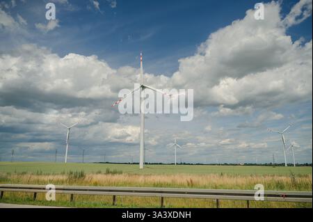 Windparks und Windturbinen für eine grüne Energiezukunft. Hochwertige Fotos Stockfoto