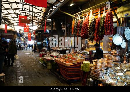 GAZIANTEP, TURKIYE - 01. FEBRUAR 2025: Historischer Kupferschmied-Basar in Gaziantep Stockfoto