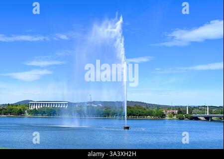 Lake Burley Griffin - Canberra Fountain mit Blick auf das alte parlamentsgebäude Stockfoto
