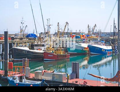 Fischtrawler legen im großen Fischerhafen von Newlyn an der südkornischen Küste an Stockfoto