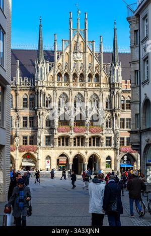 Alltagsszene vor dem Neuen Rathaus am Marienplatz in München, Bayern, Deutschland, nur zur redaktionellen Verwendung. Stockfoto