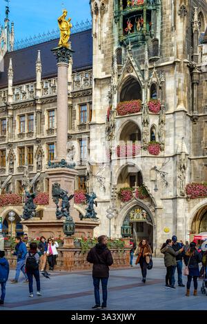 Alltagsszene vor dem Neuen Rathaus am Marienplatz in München, Bayern, Deutschland, nur zur redaktionellen Verwendung. Stockfoto