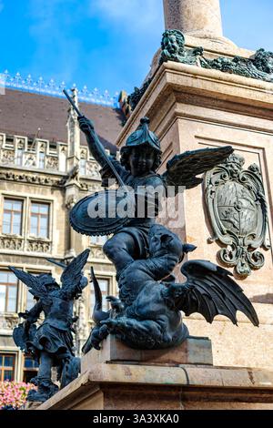 Darstellung allegorischer Schlachten gegen Monster, Skulpturen am Fuße der Mariensäule, am Marienplatz in München, Bayern. Stockfoto