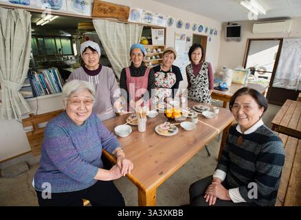 (Im Uhrzeigersinn R bis L) Eiko Ryuzaki, Toshiko Kawana, Tomie Hirano, Mitsui Arai, Masako Miyauchi, und Yoshiko Minegishi posiert für ein Foto mit einigen von den Stockfoto