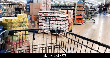 Marktkauf - Einkauf zu Zeiten von Inflation. Marktkauf - Einkauf in einem Supermarkt oder Discounter *** Marktkauf Einkaufen in Zeiten der Inflation Marktkauf Einkaufen in einem Supermarkt oder Discounter Stockfoto