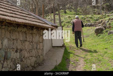 Das Leben auf dem Bauernhof – der alte Mann und sein Weg Stockfoto