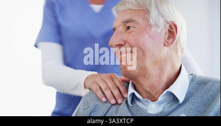 Glücklicher Mann, älterer Patient oder Krankenschwester mit Hilfe für die Gesundheitsversorgung, Unterstützung oder Hilfe im Krankenhaus. Senior, männlich oder lächeln Sie mit einer Betreuungsperson oder einem Arzt Stockfoto
