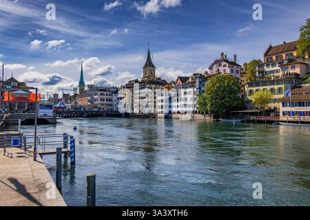 Die Skyline der Stadt Zürich an der Limmat in der Schweiz mit der Altstadt. Stockfoto