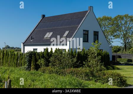 Private Solarpaneele auf einem freistehenden Einfamilienhaus integriert auf dem Dach. Blick auf Solarpaneele (Solarzelle) im Dachhaus. Stockfoto
