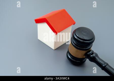 Richter Hamel und Haus. Immobilienrecht, Immobilienrecht und Nachlasskonzept. Stockfoto