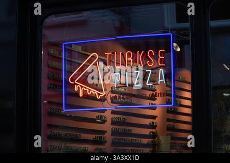 Türkische Pizza Neonschild in einem Restaurant in Utrecht, Neonschild hängt am Fenster. Stockfoto