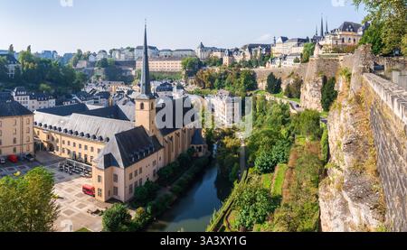 Blick auf das Alzette-Tal in Luxemburg-Stadt mit der Abtei Neimënster und dem Viertel Grund mit Blick auf die Altstadt Ville-Haute. Stockfoto