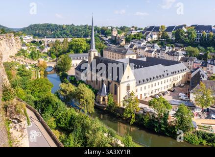 Blick auf die Abtei Neimënster und den Grund-Bezirk im Alzette-Tal unterhalb der Altstadt von Luxemburg-Stadt mit dem Jakob-Turm in der Ferne Stockfoto
