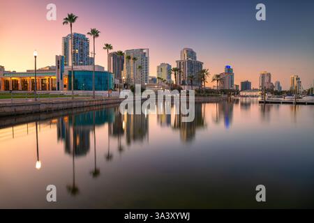 St. Petersburg, Florida, USA. Stadtbild von St. Petersburg, Florida mit Reflexion der Skyline der Stadt im Wasser bei schönem Sonnenuntergang. Stockfoto