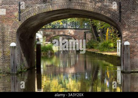 Nieuwegracht und Brücke. Die Nieuwegracht ist einer der berühmtesten Kanäle im Stadtzentrum der niederländischen Stadt Utrecht. Stockfoto