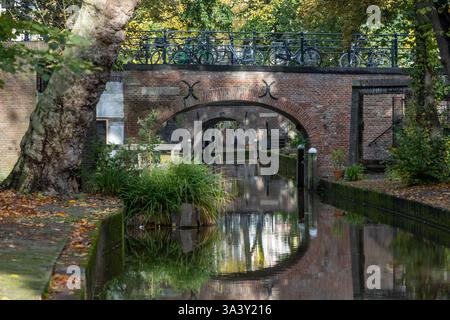 Nieuwegracht und Brücke. Die Nieuwegracht ist einer der berühmtesten Kanäle im Stadtzentrum der niederländischen Stadt Utrecht. Stockfoto