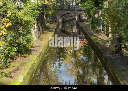 Nieuwegracht und Brücke. Die Nieuwegracht ist einer der berühmtesten Kanäle im Stadtzentrum der niederländischen Stadt Utrecht. Stockfoto