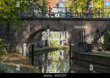 Nieuwegracht und Brücke. Die Nieuwegracht ist einer der berühmtesten Kanäle im Stadtzentrum der niederländischen Stadt Utrecht. Stockfoto