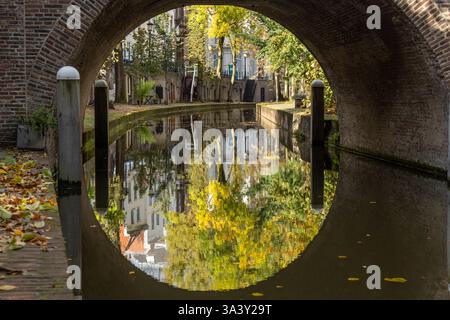 Nieuwegracht und Brücke. Die Nieuwegracht ist einer der berühmtesten Kanäle im Stadtzentrum der niederländischen Stadt Utrecht. Stockfoto