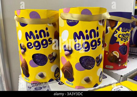 Zwei Cadbury Mini Eier Ostereier auf einem Tesco Supermarkt Regal. Swansea, Wales, Vereinigtes Königreich. März 2025. Stockfoto