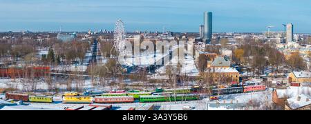 Blick aus der Vogelperspektive von Riga im Winter mit Zugmuseum und Z-Türmen Stockfoto