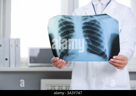 Arzt untersucht Fussröntgenaufnahme in der Klinik, Nahaufnahme. Leerzeichen für Text Stockfoto