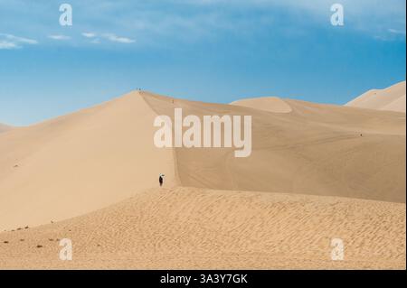 Die berühmten singenden Sanddünen der Wüste Gobi in Dunhuang. Die Mingsha Sanddünen in Dunhuang an der Seidenstraße sind eine wichtige Touristenattraktion. Stockfoto