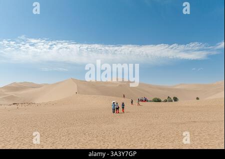 Die berühmten singenden Sanddünen der Wüste Gobi in Dunhuang. Die Mingsha Sanddünen in Dunhuang an der Seidenstraße sind eine wichtige Touristenattraktion. Stockfoto