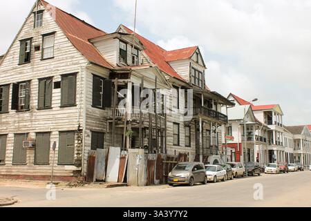 Altes vernachlässigtes Gebäude in Paramaribo, verlassene, baufällige Gebäude Stockfoto