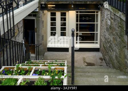 Eingangsbereich und Kellereingang von Under the Table, dem neuen Restaurant von Koch Sean Clark und Paul O'Donoghue, Edinburgh, Schottland, UK Stockfoto