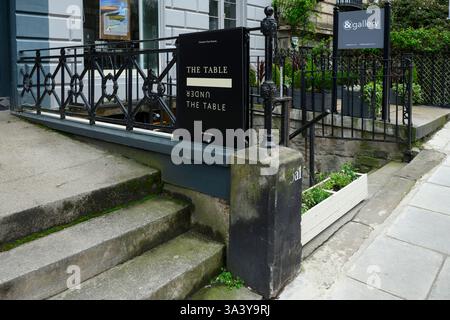 Eingangsbereich und Kellereingang von Under the Table, dem neuen Restaurant von Koch Sean Clark und Paul O'Donoghue, Edinburgh, Schottland, UK Stockfoto