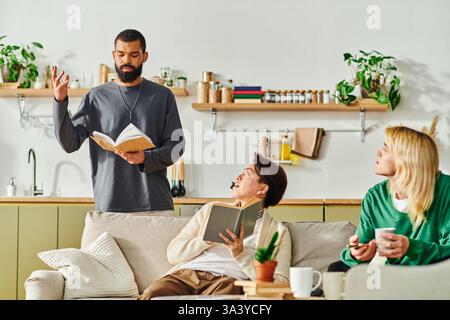 Freunde teilen Einblicke und lebhafte Gespräche, während sie einen entspannten Abend zu Hause genießen. Stockfoto