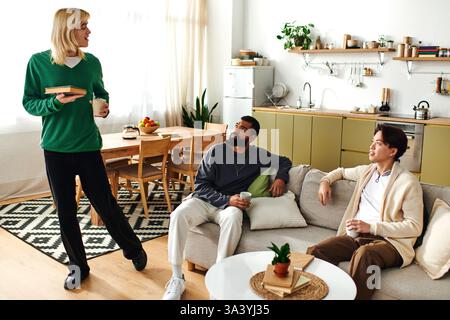 Junge Männer genießen eine lebhafte Diskussion, während sie Getränke und Ideen in einem stilvollen Ambiente teilen. Stockfoto
