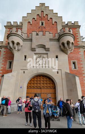 SCHWANGAU, DEUTSCHLAND - 23. MAI 2024: Dies sind nicht identifizierte Touristen vor dem Eingang zum Torturm der Burg Neuschwanstein, der berühmten römeranlage Stockfoto