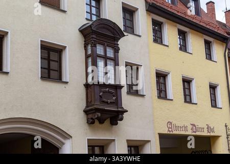 NÜRNBERG, DEUTSCHLAND - 27. OKTOBER 2023: Charakteristisch für die Architektur der Stadt ist das Erkerfenster an alten Häusern, eines davon. Stockfoto