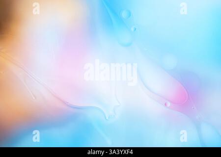 Zarte Schimmer in Blau, Pink und Beige schaffen einen weichen abstrakten Hintergrund. Flüssige Formen und Blasen verleihen dem Bild Tiefe und Leichtigkeit. Mac Stockfoto