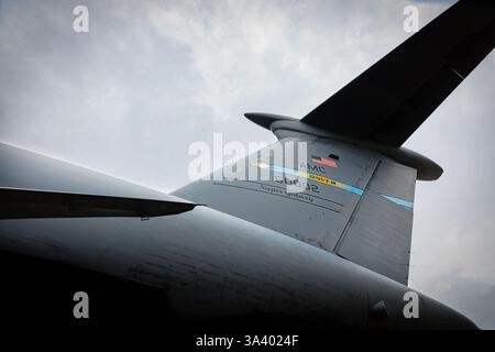 Blick auf das Schweif einer C-5 Galaxie der US Air Force auf der Oceana Airshow 2024 in Virginia Beach, Virginia. Stockfoto