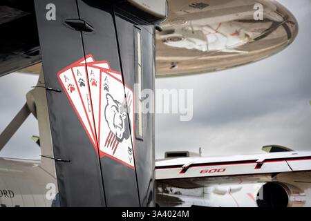 Das Heck einer E-2 Hawkeye, einem Trägerflugzeug der US Navy, auf der NAS Oceana Airshow 2024. Stockfoto