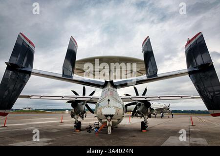 Ein E-2 Hawkeye, ein Trägerflugzeug der US Navy, auf der NAS Oceana Airshow 2024. Stockfoto