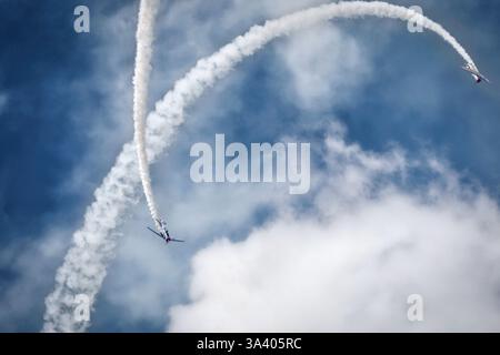 Warbird Thunder flog zwei nordamerikanische SNJ's auf der Oceana Airshow 2024 in Virginia Beach, Virginia. Stockfoto