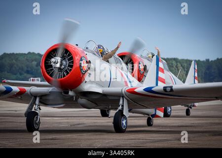 Warbird Thunder, nach ihrer Show, in zwei nordamerikanischen SNJ's auf der Oceana Airshow 2024 in Virginia Beach, Virginia. Stockfoto