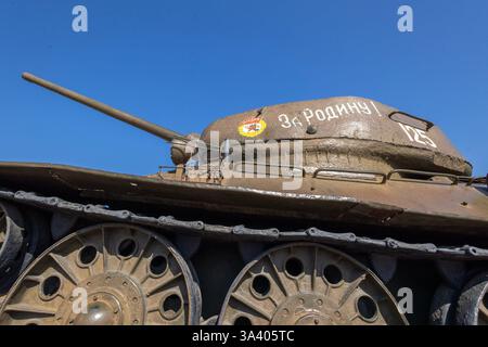 Schienen, Kanonen und Turm eines ehemaligen Panzers der Sowjetarmee T-34 Stockfoto