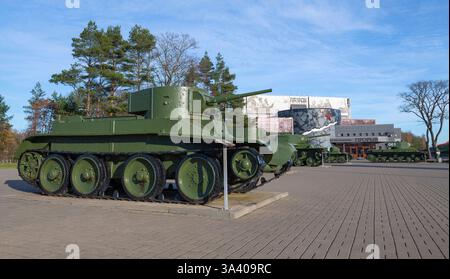 KIROVSK, RUSSLAND - 24. OKTOBER 2022: Eine Freiluftausstellung sowjetischer Panzer aus der Zeit des Großen Vaterländischen Krieges auf dem Gebiet des Panoramas Stockfoto