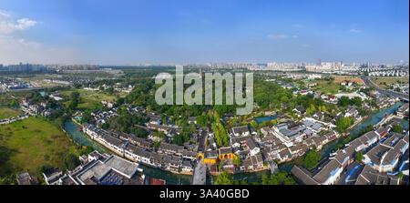 (250318) -- SUZHOU, 18. März 2025 (Xinhua) -- ein Luftdrohnenfoto zeigt die Landschaft der Huqiu-Landschaft in Suzhou, ostchinesischer Provinz Jiangsu, 23. Oktober 2024. Suzhou ist als Stadt der Gärten bekannt, mit seinen zahlreichen klassischen Gärten, die zu den schönsten des Landes zählen, und neun von ihnen gehören zum UNESCO-Weltkulturerbe. Im Laufe der Geschichte war die Gartengestaltung immer mit der chinesischen Literatur und der Kunst der Landschaftsmalerei verflochten. Der Schutz und die Restaurierung der Altstadt von Suzhou und der klassischen Gärten werden seit Jahrzehnten fortgesetzt. Die heig Stockfoto