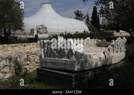 Sarkophag aus der römischen Ära vor dem Schrein des Buches, dem Israel Museum, der mit Wasser bestreut ist, um die Temperatur zu kontrollieren. Stockfoto