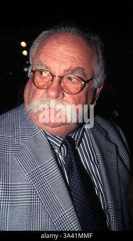 23. August 2006 - K9789NP.'' In und Out'' Premiere... Paramount Studios, Los Angeles, Kalifornien... Wilfred Brimley. Nina Prommer - 1997.WILFREDBRIMLEYRETRO (Kredit-Bild: © Globe Photos/ZUMAPRESS.com) Stockfoto