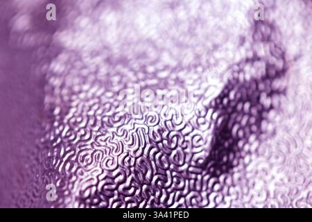 Eine glänzende Folie zerknittert in einem scharf zerknitterten Metallic Gloss Hintergrund Stockfoto