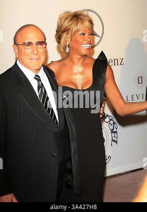 28. Oktober 2006 - Beverly Hills, Kalifornien, USA - WHITNEY HOUSTON und CLIVE DAVIS - .17th Karussell der Hoffnung BALL-. BEVERLY HILTON HOTEL, BEVERLY HILLS, KALIFORNIEN -.10-28-2006-. NINA PROMMER / 2006.K50343NP (Kredit-Bild: © Globe Photos/ZUMAPRESS.com) Stockfoto